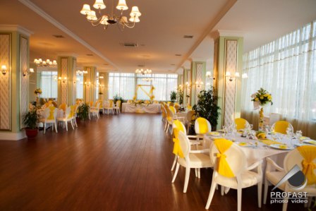 Aranjament sala nunta galben
